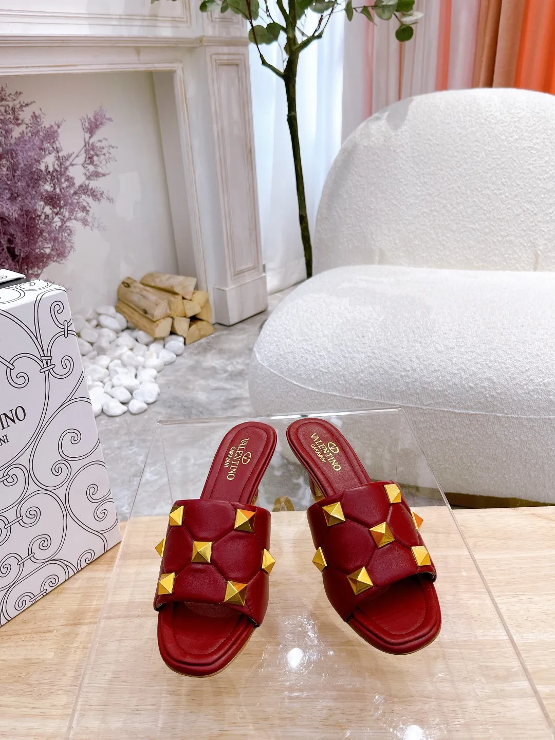 👟👟Ex-factory price 380👟👟 Genuine leather sole +40 Valentino.Valentino👑👑Rivets The latest series of the slippers counter, the highest version, perfect details, a very eye-catching catwalk series launched [strong][strong] V's popular rivet elements, luxurious and gorgeous! Various colors can be matched with beautiful clothes in spring and summer. There are many choices🎉🎉Exquisite and durable. It is copied at 1:1 of the original product. The upper foot is very pedicure-like. The key point is that it is very good and easy to control. It does not grind the feet and does not tire the feet. It is a walking artifact. The last shape is completely compared to the counter. The details are perfect. Without the original version, it would not be so exquisite! (Note! The heel shape and height are exclusively molded according to the original version, and are not randomly substituted by the market🐂) The color and texture of the fasteners are consistent with the original version! Fabric: Sheepskin Lining: Sheepskin lining 5 colors: off-white, black, bare, burgundy, pink Size: 34 to 41 (34, 40, 41, custom-made, non-refundable and non-exchangeable) Heel height: flat rubber bottom: genuine leather bottom: